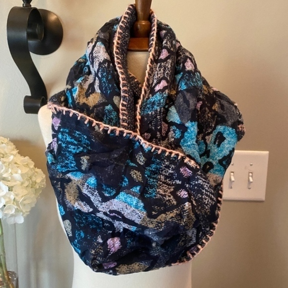 NWOT Anthropologie Reversible Blue Infinity Scarf - Picture 6 of 8